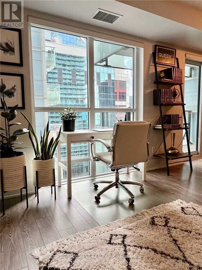 Photo du bâtiment - 300 Front St W