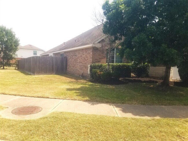 Foto del edificio - 738 Shady Lodge Ln