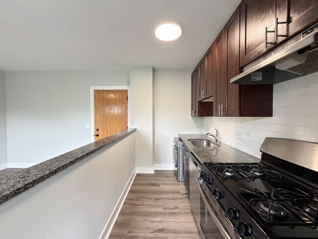 Foto del edificio - 730 Judson Ave