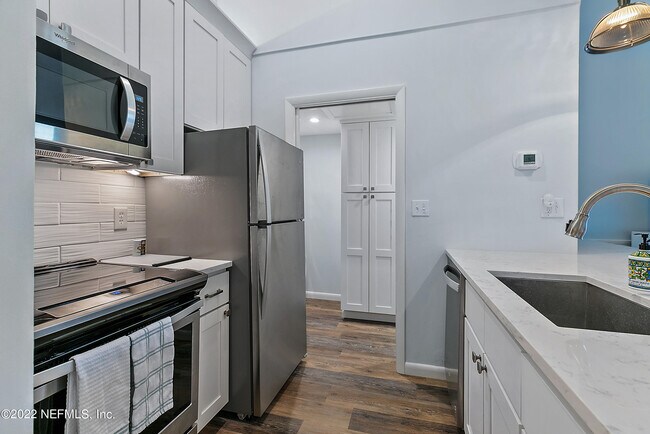 Foto del edificio - 649 Summer Pl