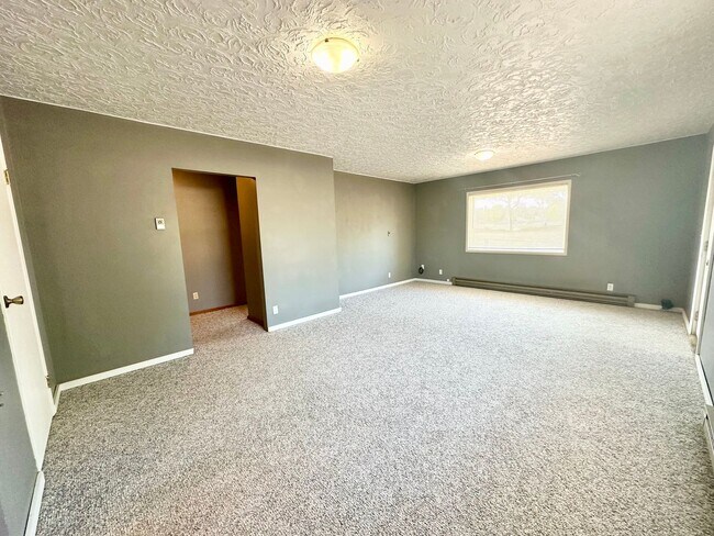 Foto del edificio - 2 Bedroom 1 Bathroom Home with Acreage in ...