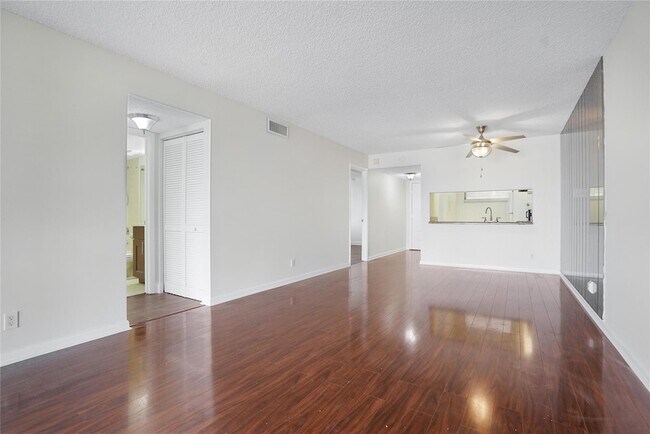 Foto del edificio - 109 Lake Emerald Dr