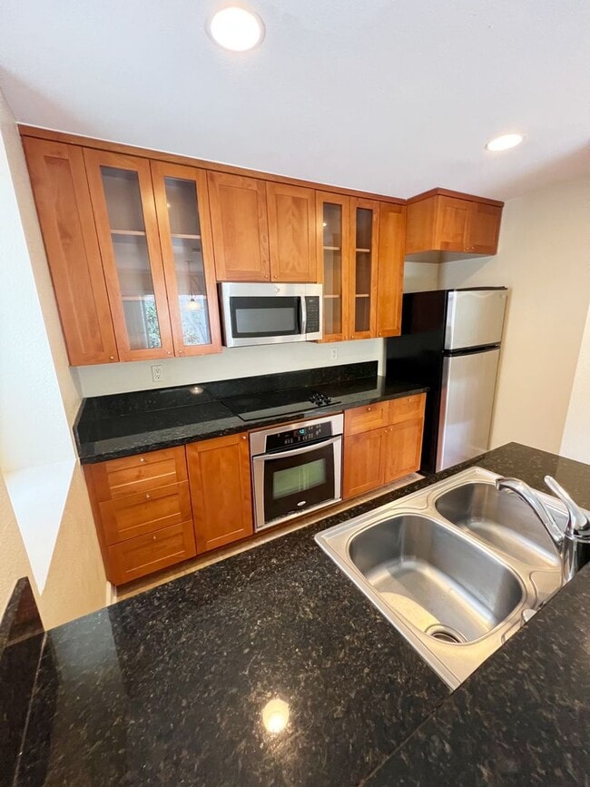 Building Photo - 2 Bed/2 Bath Condo at Villa La Jolla!