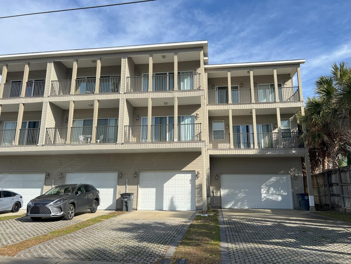 1147 N Bayshore Dr, Valparaiso, FL 32580 Townhome Rentals in