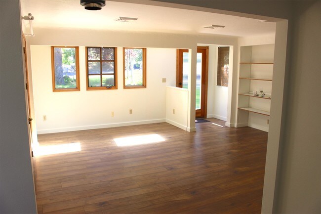 Building Photo - 636 NE Irving Ave