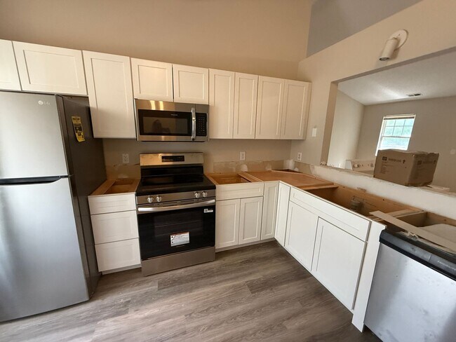 Building Photo - RENT SPECIAL! UPDATED MODERN UNIT! 3BR Clo...