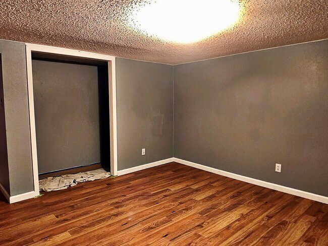 Foto del edificio - Wooded Walkout 3 Bedroom $875 per mo/ deposit
