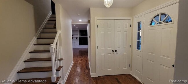 Building Photo - 6951 Lee Crest Dr