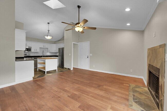 Foto del edificio - $1,650 - 2-Bed /1 bath Condo with Cozy Fir...