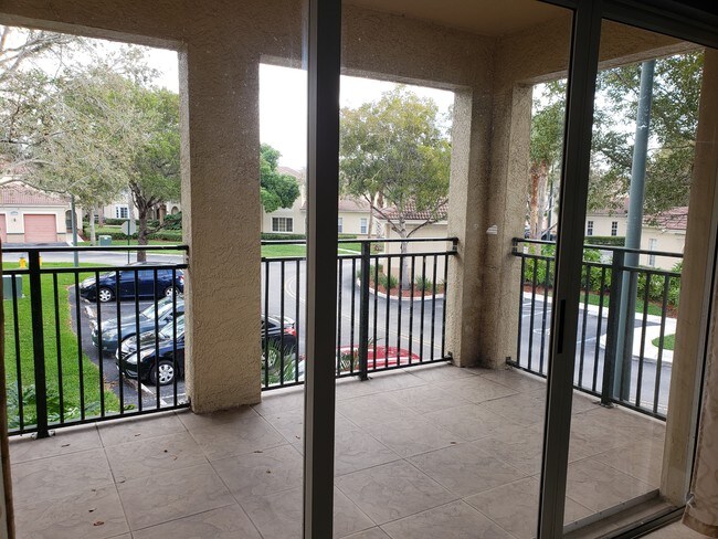 Foto del edificio - 2492 Centergate Dr