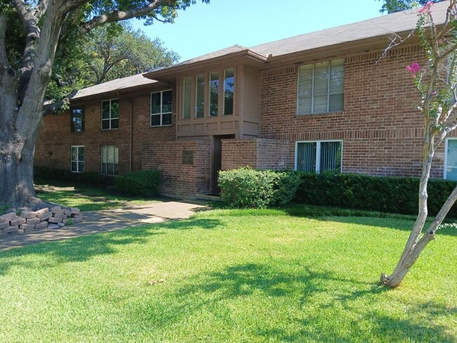 Building Photo - 2 Bedroom, 1 Bath Condo Near 75 and Walnut...