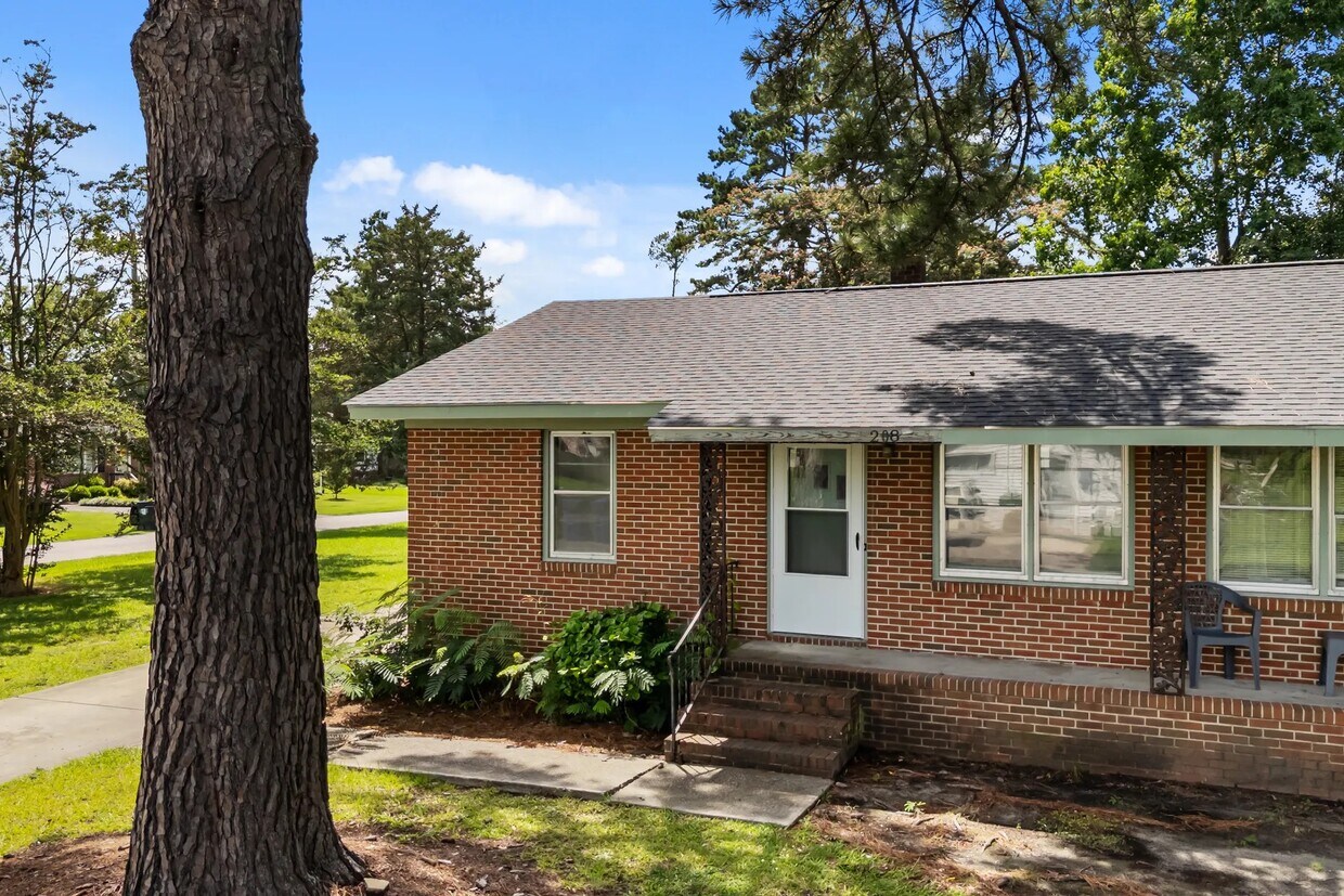 Foto principal - 208 N Anderson St