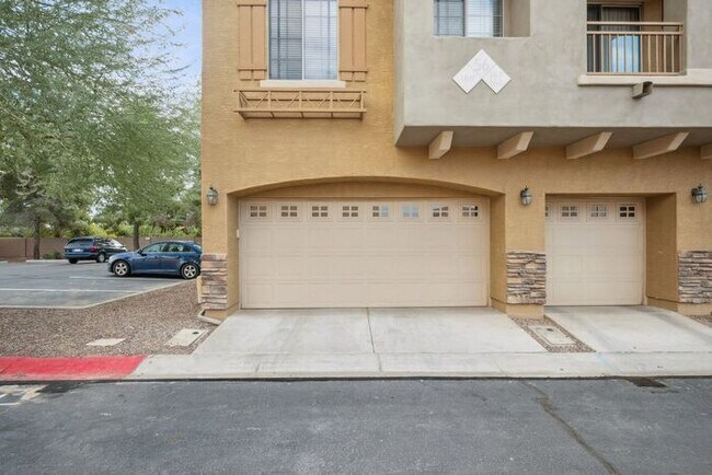 Foto del edificio - Charming 3-bed, 2-bath townhome in gated community!