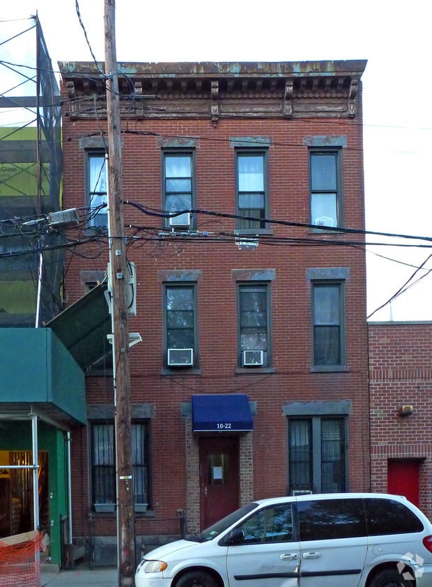 Building Photo - 10-22 47th Rd