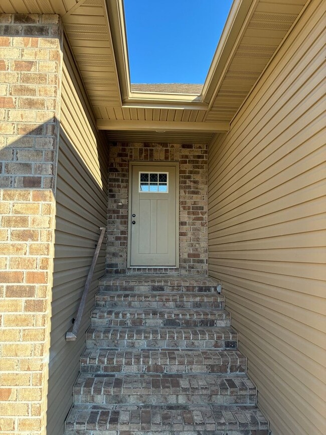 Foto del edificio - Beautiful 3 bedroom, 2 bath, 2 car garage duplex in Ozark! Spacious, granite with open / split be...