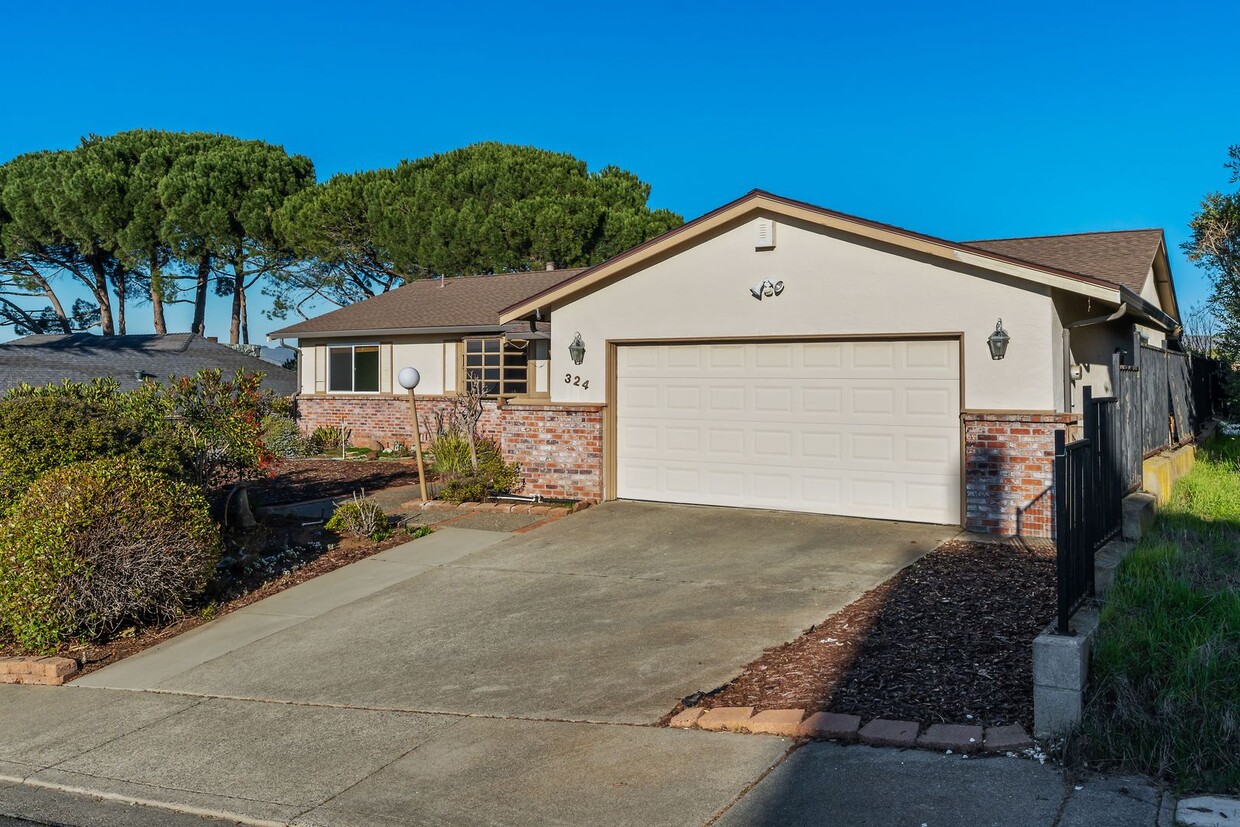 Foto principal - Mid-Century Ranch with Timeless Charm in E...