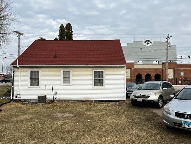 Building Photo - $2025 | 3 Bedroom, 1 Bathroom Multi Floor ...