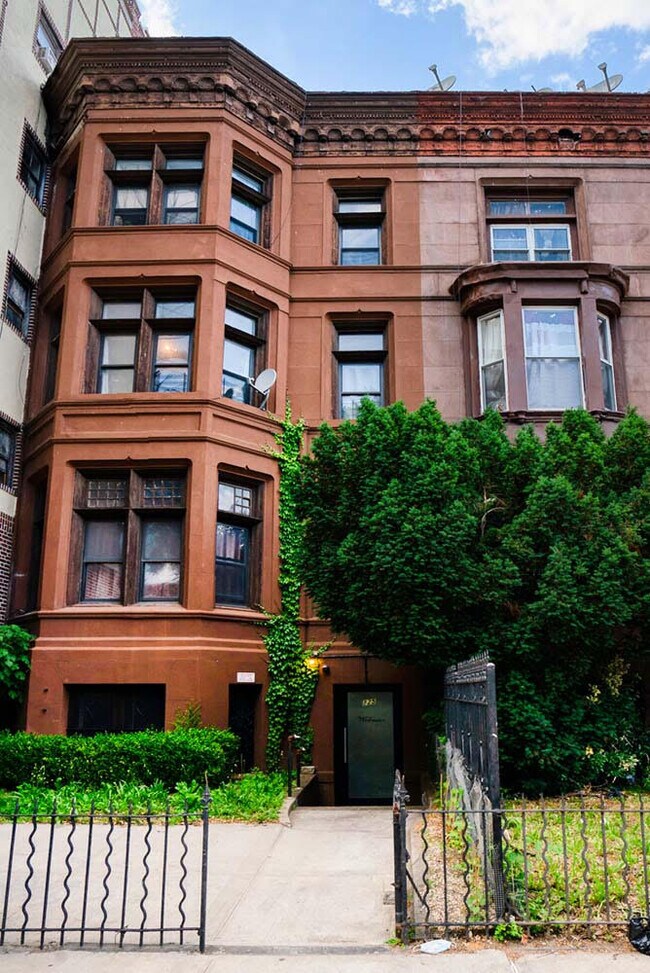 Foto del edificio - 825 Saint Marks Ave
