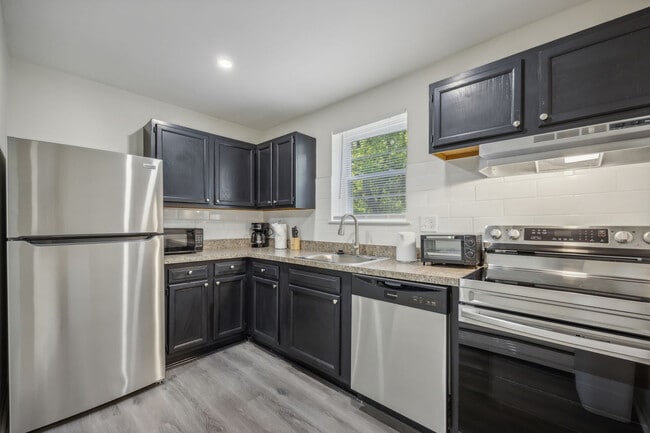 Building Photo - 914 Wharton Dr