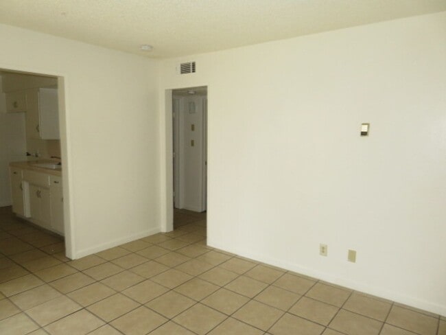 Foto del edificio - 2 Bedroom/1 Bath Apartment in Northern Oil...