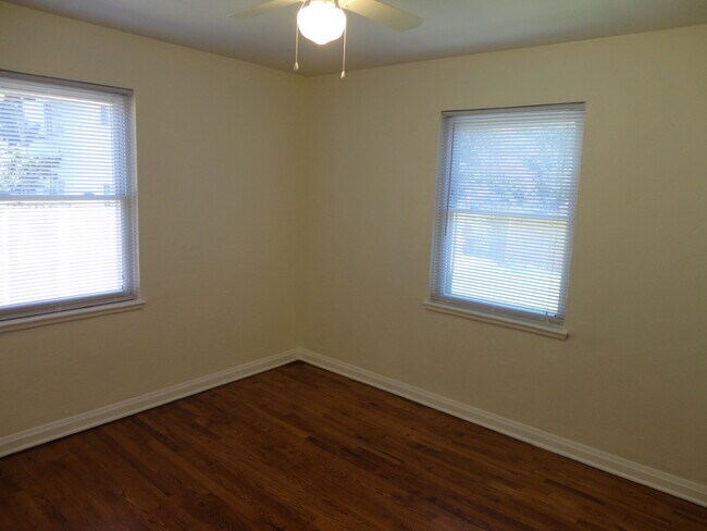 Foto del edificio - Updated Duplex with Fresh Paint and  Fenced Yard in Great Location!