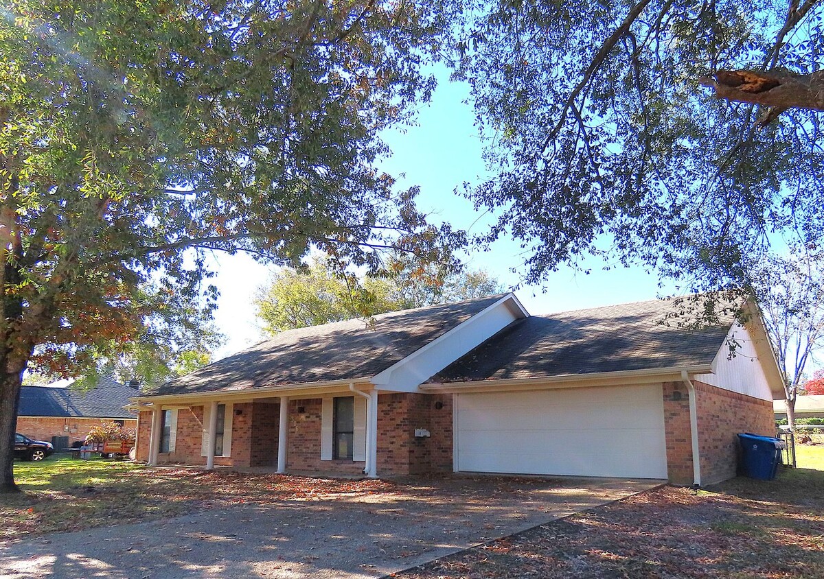 Primary Photo - Whitehouse ISD! Spacious 3 Bedroom, 2 Bath...