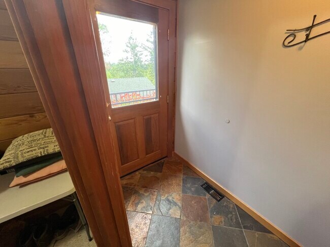 Photo du bâtiment - 3211 W Rd