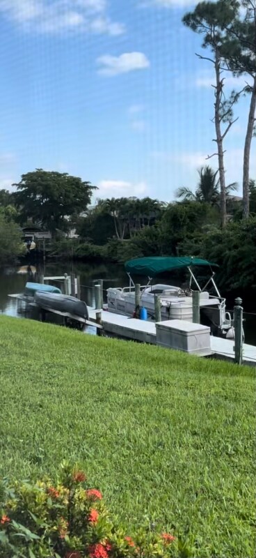 Foto del edificio - 15160 Riverbend Blvd
