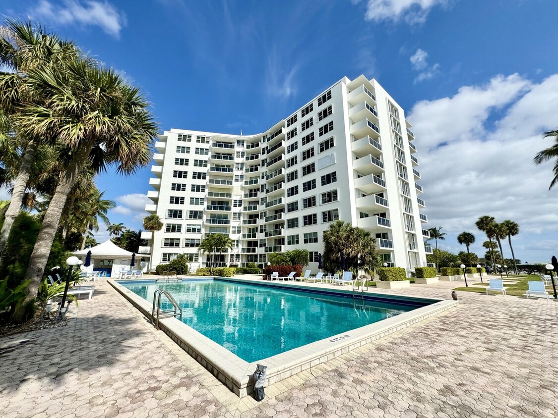 Lake Side Pool View - 2800 N Flagler Dr