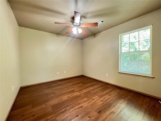 Foto del edificio - 865 Meadowlands Dr