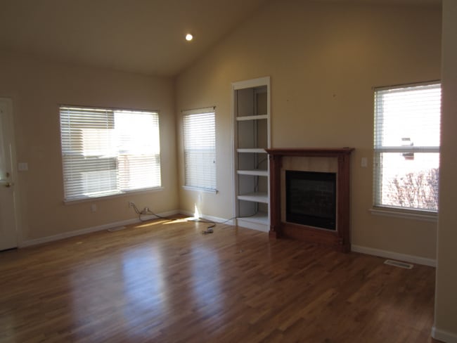 Building Photo - 2br/ 2ba Townhome in Gateway Park IV w/Hardwood Floors
