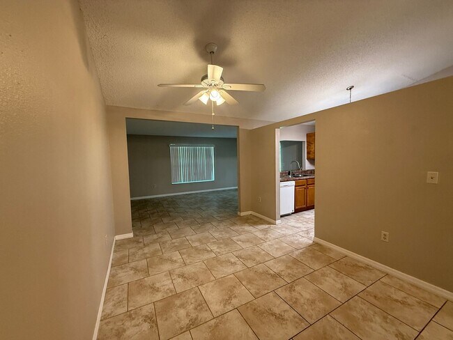 Foto del edificio - Spacious 2 Bedroom, 2 Bath, 2 car garage Home For Rent in New Port Richey!