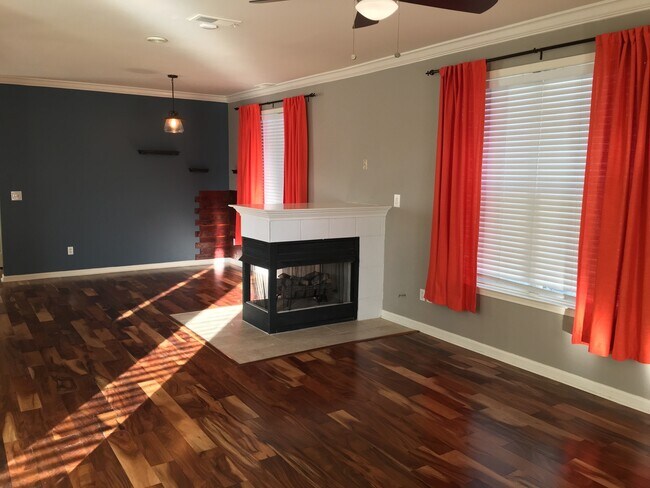 Foto del edificio - Updated 3BR/2.5ba in Harbor Town with huge fenced in yard w/ fire pit.  One small pet is allowed,...