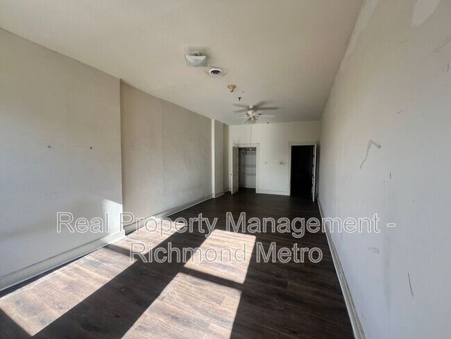 Building Photo - 300 N Monroe St