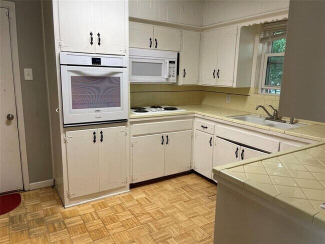 Building Photo - 1220 Bryn Mawr Pl