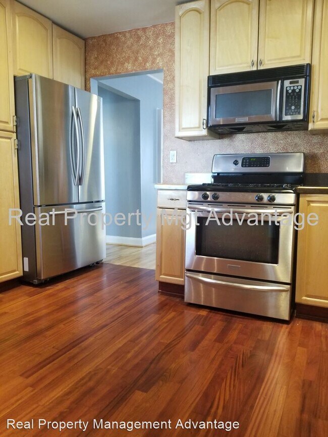 Building Photo - 3 br, 1 bath House - 1821 E. Jarvis Ave.