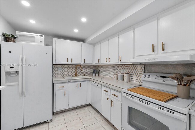 Building Photo - 6039 Collins Ave