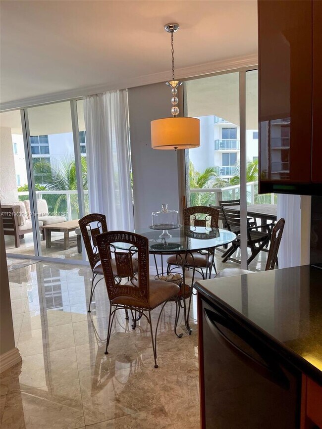 Foto del edificio - 18671 Collins Ave