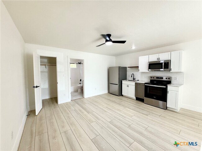 Foto del edificio - 2204 W San Antonio St