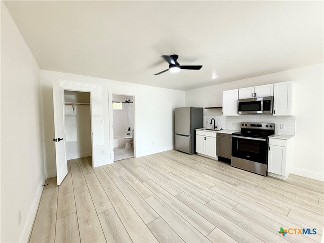 Building Photo - 2204 W San Antonio St