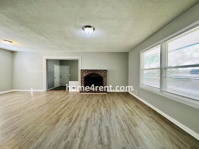 Building Photo - Ranch Style Home in KCMO w/ LVP Floors, SS Appliances and a Fenced Yard!