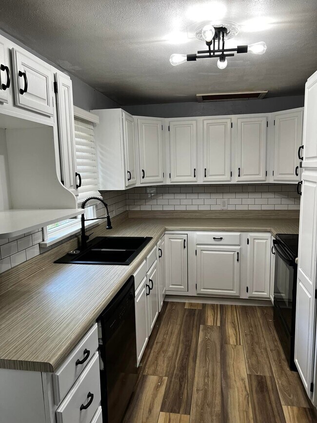 Foto del edificio - 102 Kenwood Ln