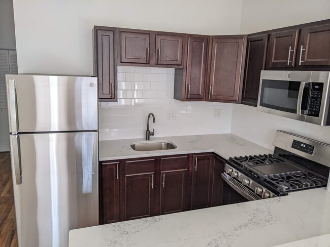 Kitchen with breakfast bar - 1912 9th St NW