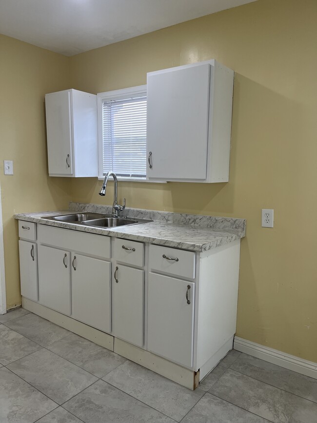 New kitchen - 652 School Ave