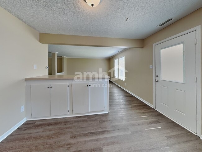 Building Photo - 10891 Albertson Dr