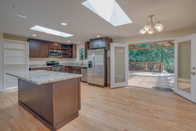 Foto del edificio - 2-Story, 4 Bedroom 3 Bath in Shoreline!  $3,800.00/mo.