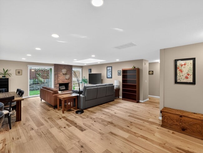 Foto del edificio - Fully Remodeled Single-Level in Four Seasons — Central A/C, Dual-Pane Windows, Engineered Hardwoo...
