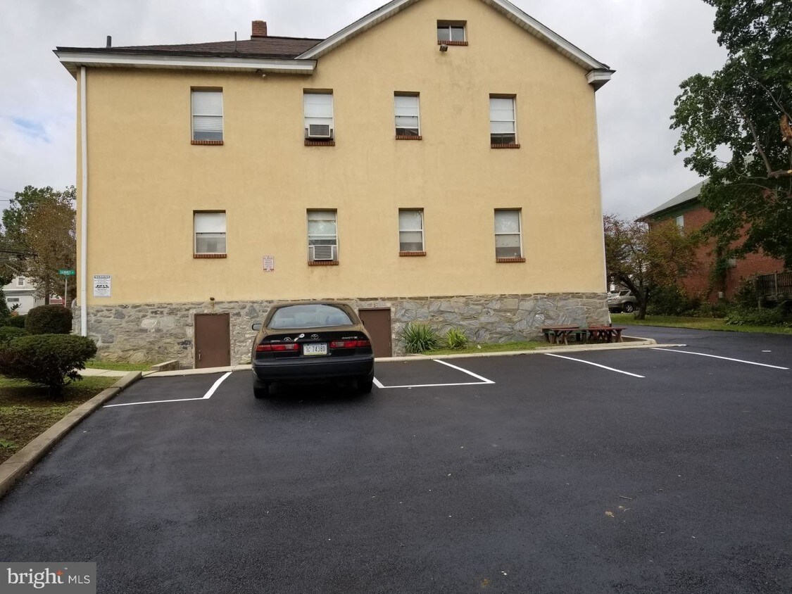 Primary Photo - 615 Summit St