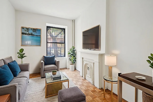 Building Photo - 325 E 89th St
