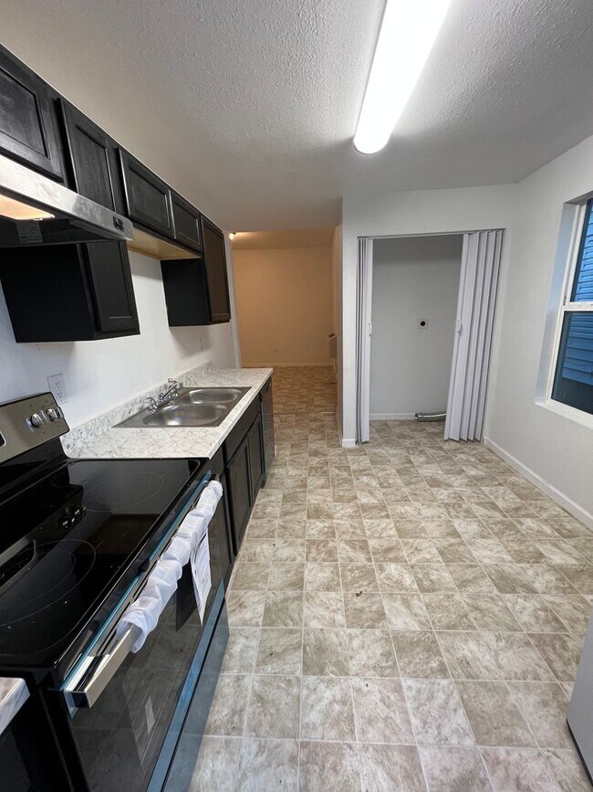 Foto del edificio - Available now close to C-street 1 bedroom ...